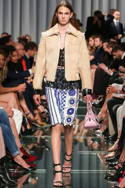 Look 15